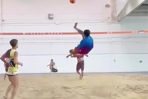 老了還是足球精靈！沙灘足球場的小羅還是寶刀未老