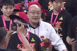 四川女籃奪冠慶祝時 這個把韓旭拍“生氣”的工作人員是誰？