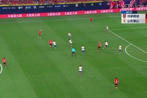 山東助教團(tuán)激烈質(zhì)疑邊裁，其中一人被直紅罰下場(chǎng)