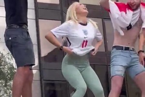 網(wǎng)飛出英格蘭歐洲杯決賽紀(jì)錄片，女球迷：為啥我脫衣慶祝沒(méi)入鏡？