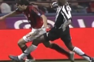 面對那時尤文的鐵血中場，卡卡5次過人成功，造3黃！