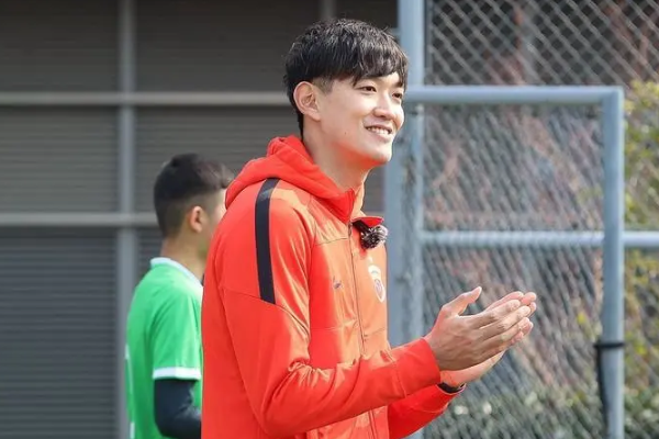 南通支云海港國門顏駿凌在第300場<a href=http://8809.jianzhanzj.com/tag/zhongchao.html target=_blank class=infotextkey>中超</a>聯(lián)賽展現(xiàn)出色實力